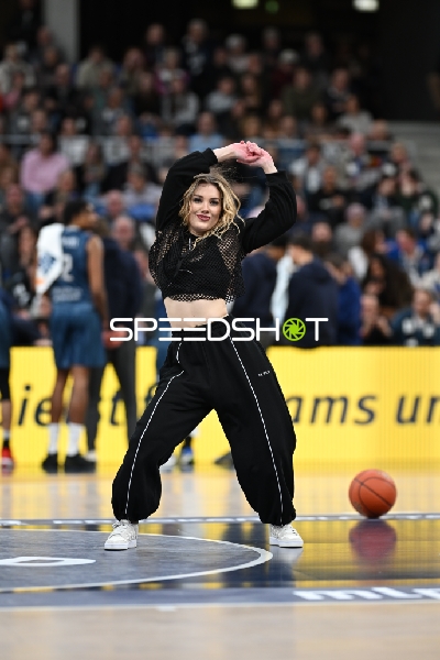 Basketball-Szene mit Tänzerin