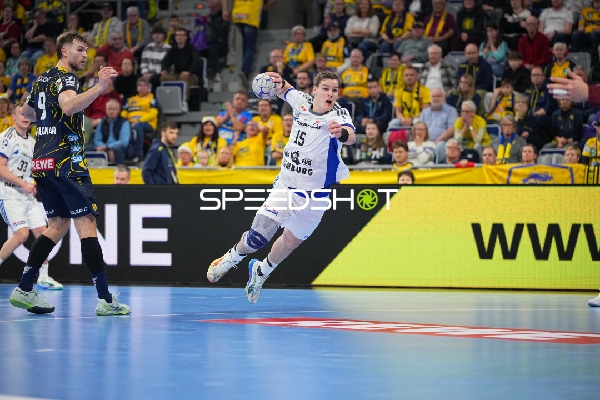 Steven Plucnar Jacobsen (9; Rhein Neckar Löwen) und Dominik Axmann (15; HSV Hamburg) in Aktion