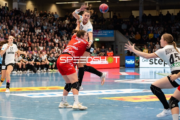 Emily Vogel (20; Deutschland) kämpft um den Ball