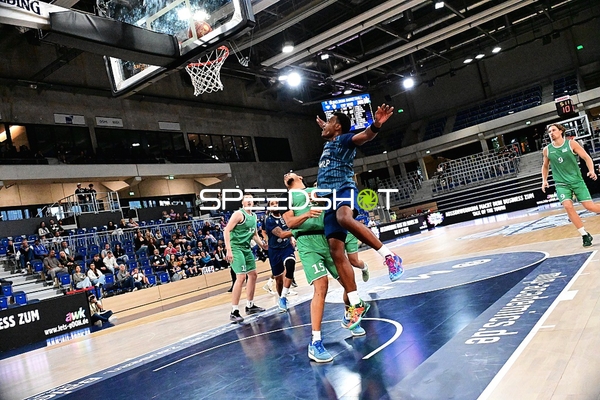 Kampf um den Ball unter Korb