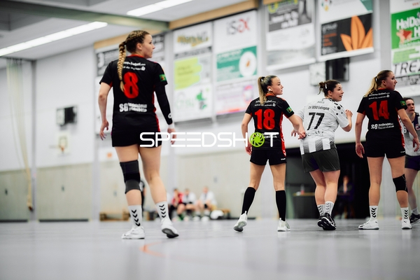 Spielerinnen laufen auf dem Spielfeld