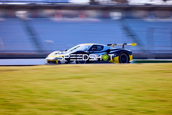 Rennwagen mit Nummer 296 in Fahrt