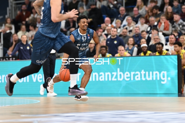 Eric Reed Jr. (43; MLP Academics Heidelberg) in Aktion