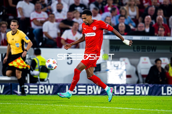 Andréas Hountondji (27; FC St. Pauli) am Ball