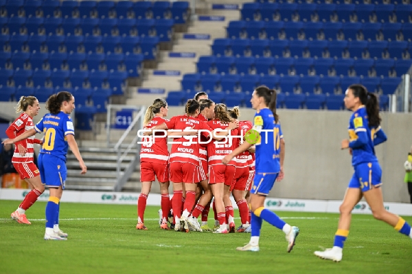 Spielerinnen feiern Torjubel