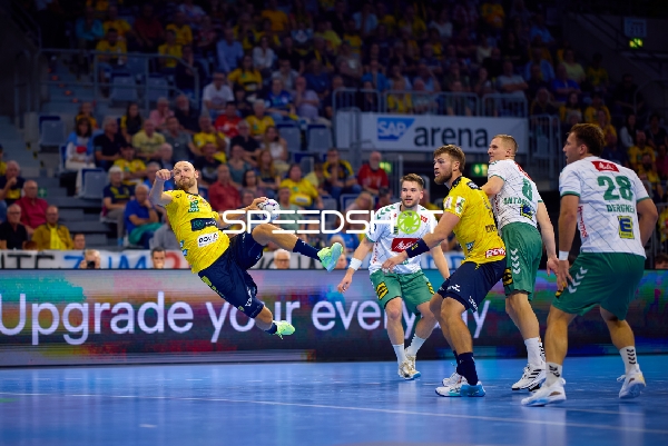 Handball Aktion mit mehreren Spielern