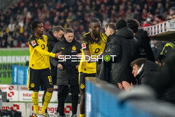 Spieler und Co-Trainer an Seitenlinie