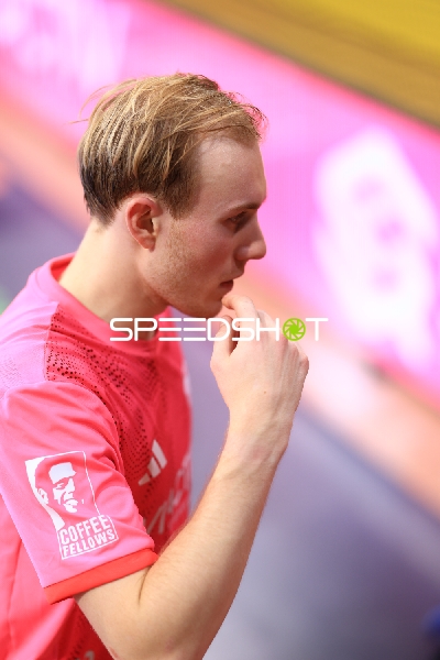 Nahaufnahme einer Person in rotem Trikot