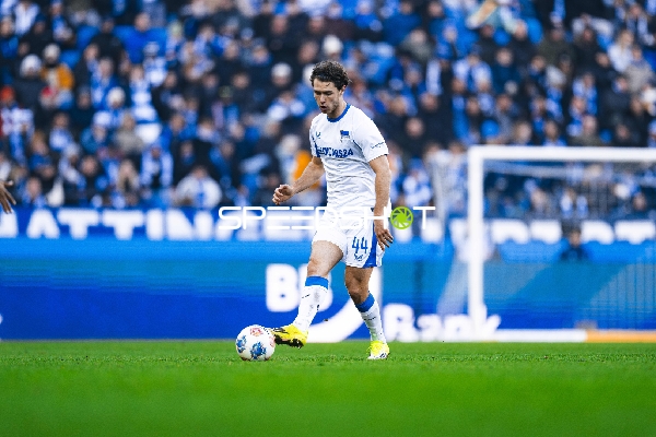 Spieler mit Ball und Verteidiger