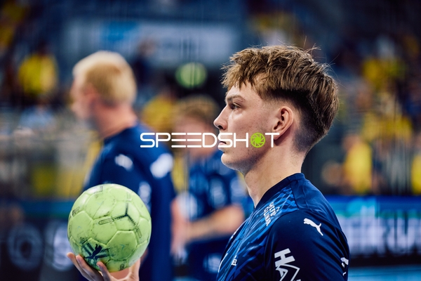Ein Spieler von THW Kiel hält den Ball konzentriert in der Hand.