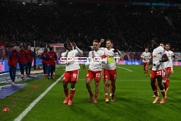 Spieler feiern gemeinsam