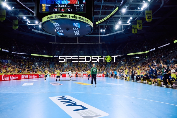 Ein Spieler mit der Nummer 33 von den Rhein Neckar Löwen steht auf dem Spielfeld nach einem Spielzug.