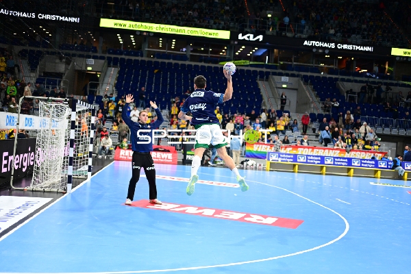 Torwart Lasse Ludwig (1; Füchse Berlin) verteidigt Sprungwurf