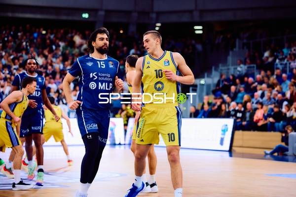 Spieler im Austausch auf dem Spielfeld