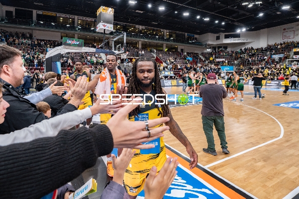 Maxwell Dongmo Temoka (39; MHP Riesen Ludwigsburg) und Teamkollegen am Spielfeldrand