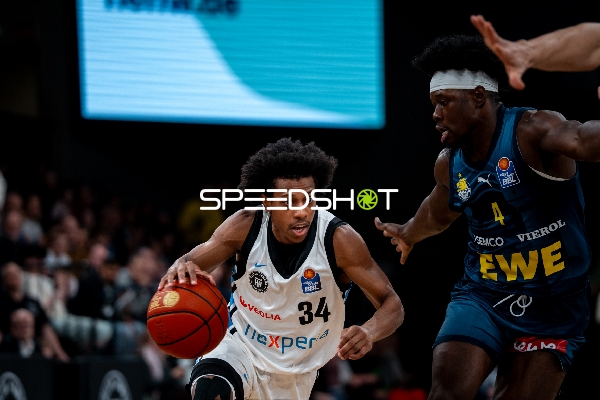 Spielaktion mit Brian Fobbs (4; EWE Baskets Oldenburg) und Ross Williams (34; Veolia Towers Hamburg)