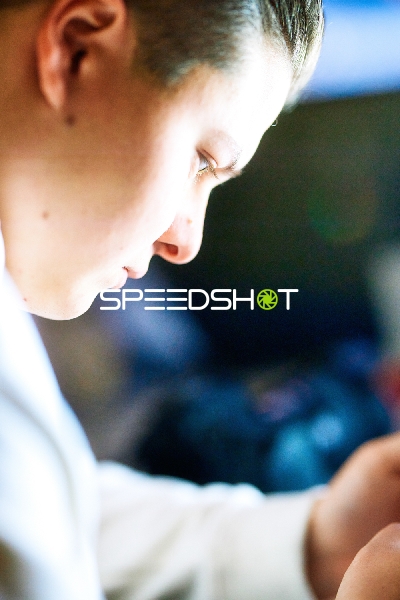 Person im Profil betrachtet etwas in den Händen