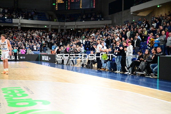 Szene mit Fans in der Halle