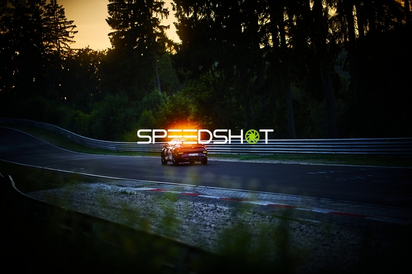 Sicherheitsfahrzeug auf der Rennstrecke