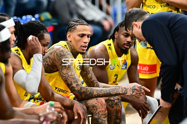 Szene mit Michale Kyser (12; EWE Baskets Oldenburg) und Christopher Clemons (3; EWE Baskets Oldenburg)