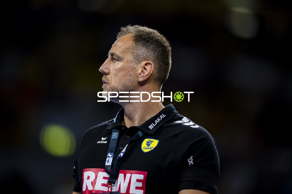 Trainer Maik Machulla (999; Rhein Neckar Löwen) fokussiert