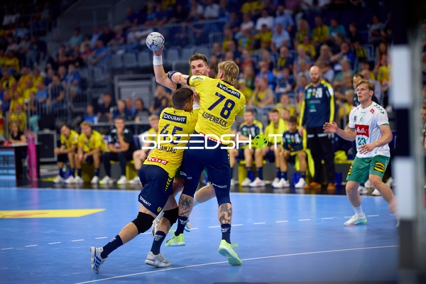 Kampf um den Ball in der Halle