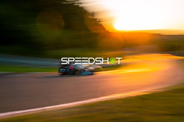 Rennfahrzeug auf der Rennstrecke