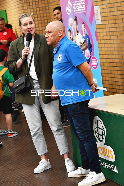 Zwei Personen bei einer Ansage vor dem Spiel