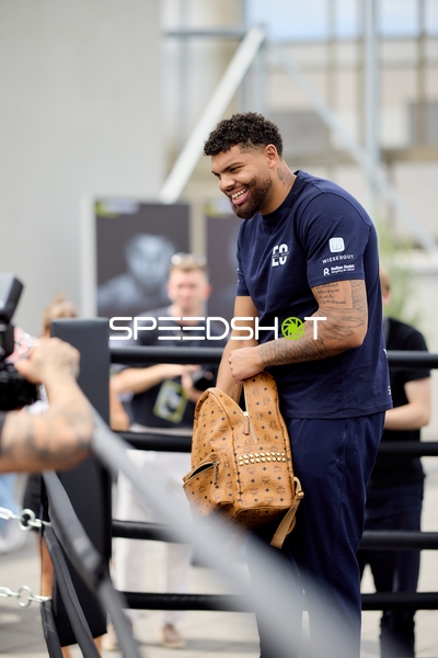 Ringside-Zone Face-Off