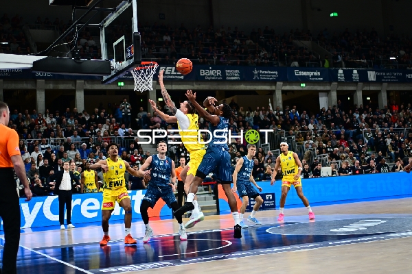 Spielaktion mit Ryan Mikesell (33; MLP Academics Heidelberg) und Nicholas Tischler (11; EWE Baskets Oldenburg)