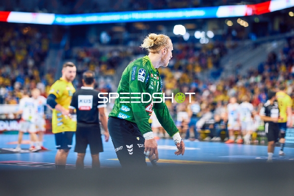 Ein Torwart steht bereit, um einen Wurf abzuwehren.