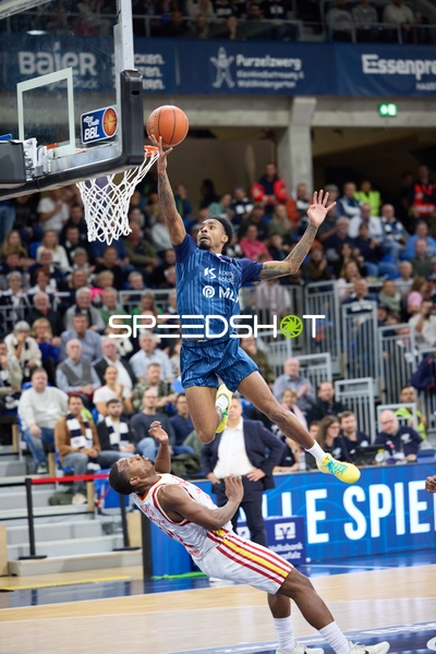 Michael Weathers (20; MLP Academics Heidelberg) mit Korbleger