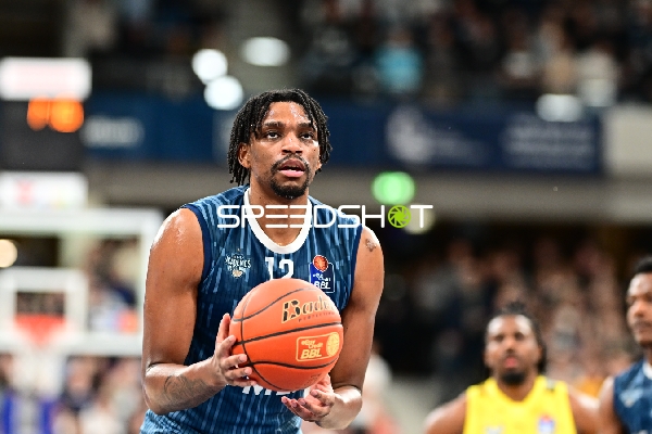 Osun Osunniyi (12; MLP Academics Heidelberg) mit Ball in Aktion