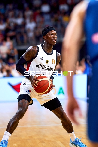 Dennis Schröder (17; Deutschland) dribbelt auf Court