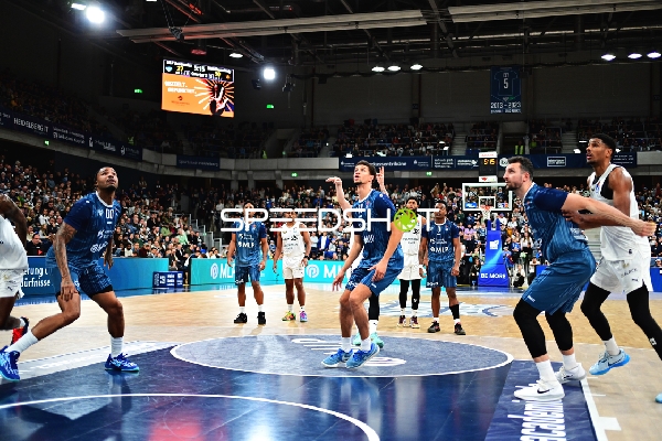 David NGuessan (1; Basketball Löwen Braunschweig) und Paul Zipser (9; MLP Academics Heidelberg) in Aktion