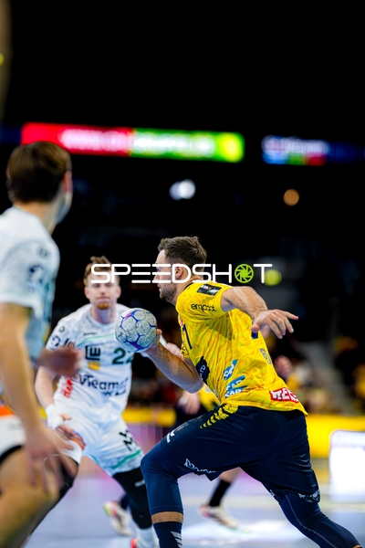 Robert Timmermeister (7; Rhein Neckar Löwen) gegen Erik Persson (22; FAG) im Zweikampf