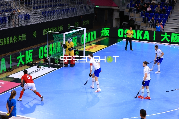 Torwart Vojtech PAZITKA (33; Tschechien) und Furkan ATAS (8; Türkei) in Aktion