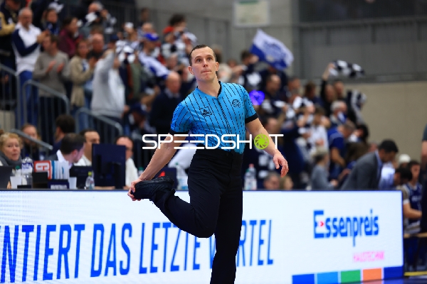 Schiedsrichter beim Stretching