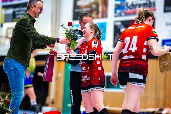 Blumenübergabe an Esther Adam (4, SG Schozach-Bottwartal)