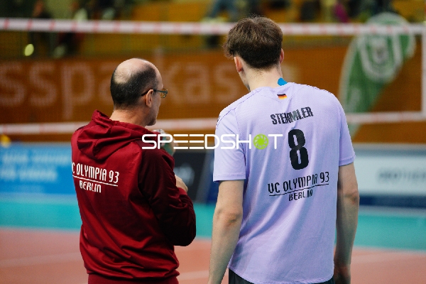 Trainer spricht mit Spieler