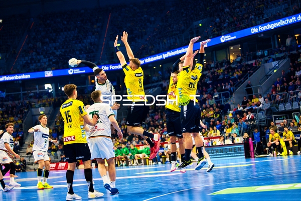 Spieler mit der Nummer 6 von Rhein Neckar Löwen blockiert einen Wurf.