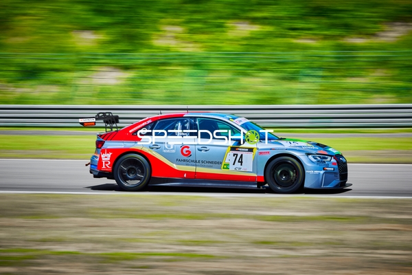 Rennfahrzeug auf der Rennstrecke