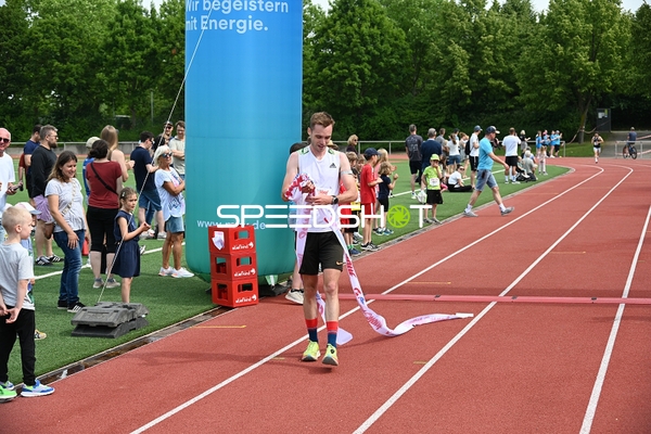 Läufer überquert Ziellinie