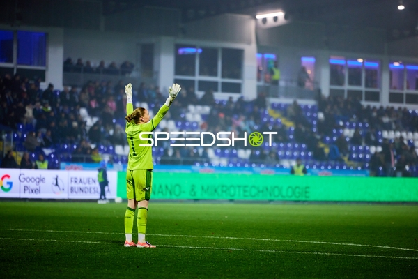 Torwart Laura Dick (1; TSG Hoffenheim Frauen) in Aktion