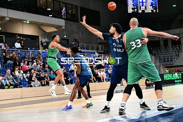 Verteidigung von Marcel Keßen (15; MLP) gegen Maik Zirbes (33; Gladiators Trier)