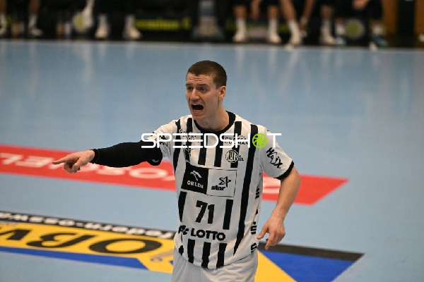 Elias Ellefsen a Skipagotu (71; THW Kiel) in Aktion