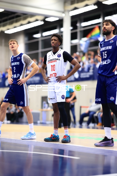 Niklas Würzner (2; MLP Academics Heidelberg) und Sir Jabari Rice (10; Basketball Nymburg) mit Marcel Keßen (15; MLP Academics Heidelberg) in Aktion
