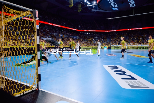 Ein Spieler von THW Kiel versucht ein Tor zu erzielen, während die Rhein Neckar Löwen verteidigen.