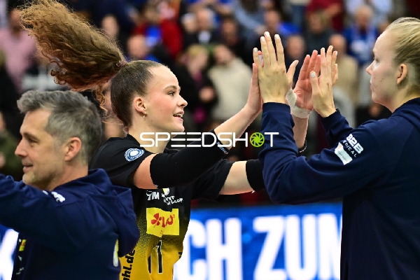 Laura Berger (11; VfB Suhl LOTTO Thüringen) und Trainer Laszlo Hollosy (999; VfB Suhl LOTTO Thüringen) in Aktion