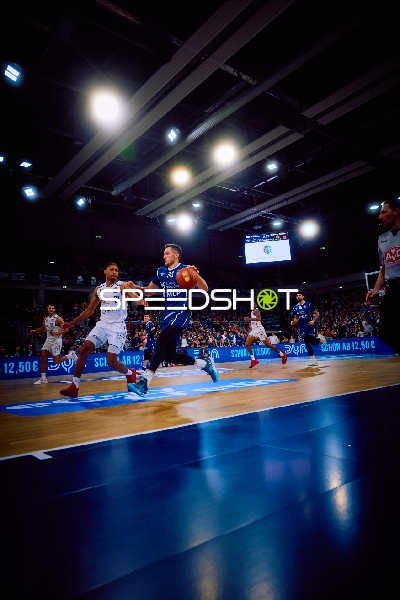 Einspieler von MLP Academics Heidelberg dribbelt den Ball Richtung Korb.